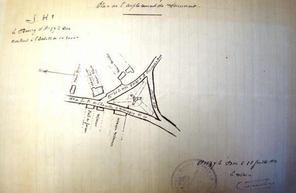 Schéma d'implantation du monument d'Anzy-le-Duc, à un carrefour (Archives départementales 71) - ©SMPCB