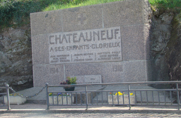 Grande stèle de granit pour le monument de Châteauneuf - ©SMPCB