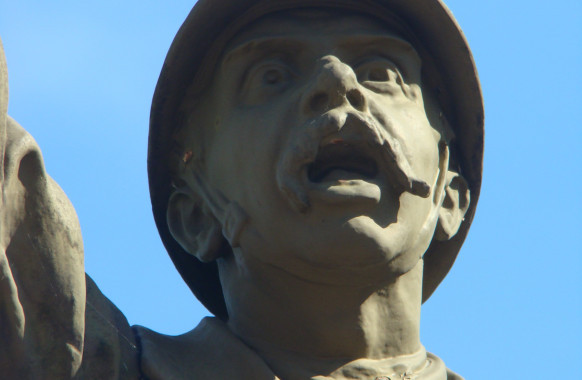 Statue de poilu : visage très expressif du poilu du monument de Gibles - ©SMPCB