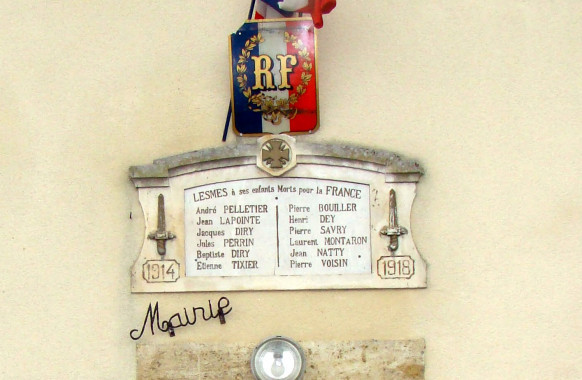 Lesme (plaque de la mairie) - Crédits : Amis du Dardon