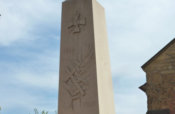 Détail des décors du monument de Montceaux-l'Etoile (obélisque) : croix de guerre, palme et croix latine - ©SMPCB