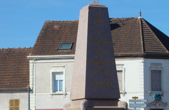 Monument aux morts de St-Bonnet-de-Joux : Obélisque - ©SMPCB