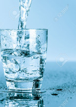 29260638 l eau a boire verse dans un verre